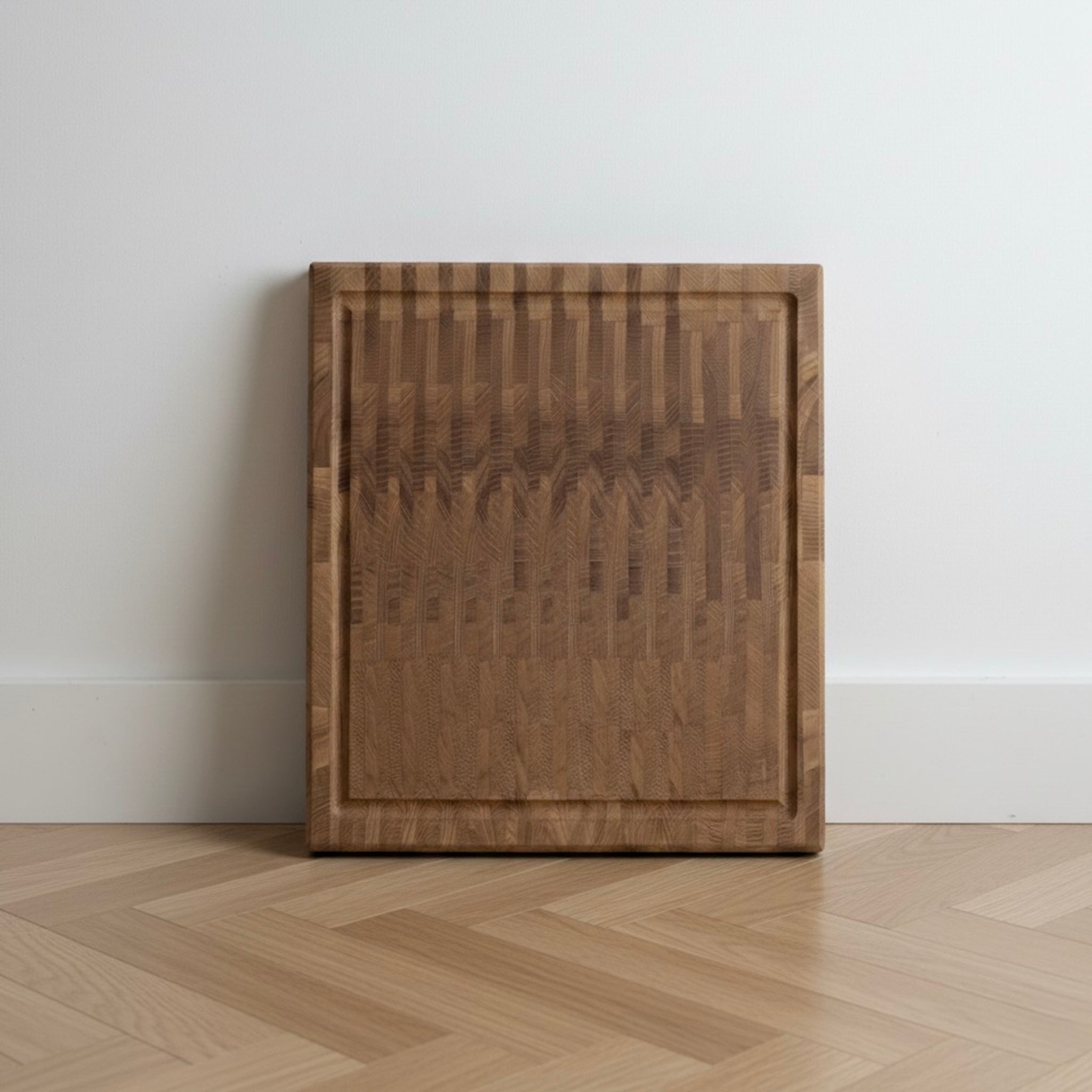 Stirnholz-Schneidebrett aus Eiche Massivholz mit Saftrille, frontal aufgestellt