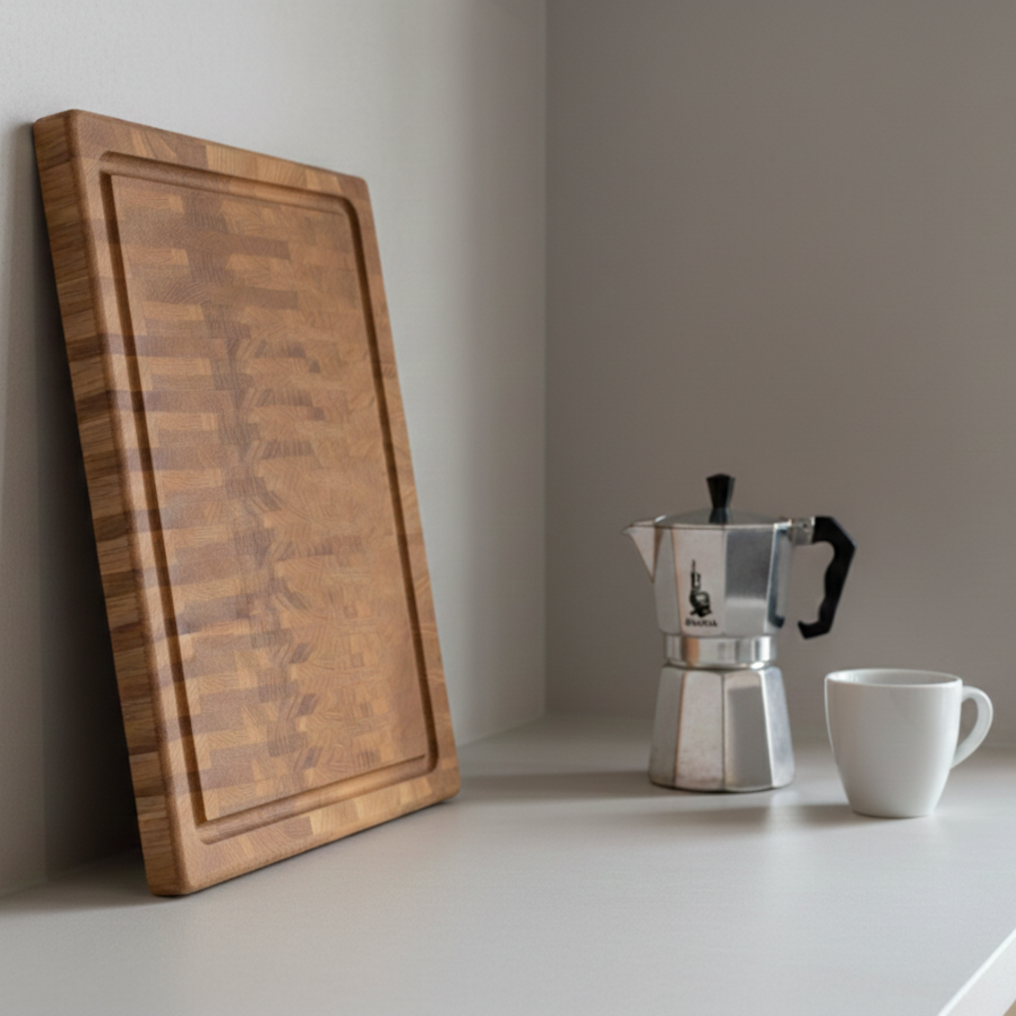 Stehend präsentiertes Stirnholz-Schneidebrett aus Eiche Massivholz in moderner Küche