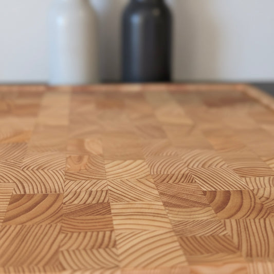 Detailaufnahme der Stirnholz-Oberfläche eines Schneidebretts aus Lärche Massivholz mit Saftrille – handgefertigt von Holz Leidenschaft