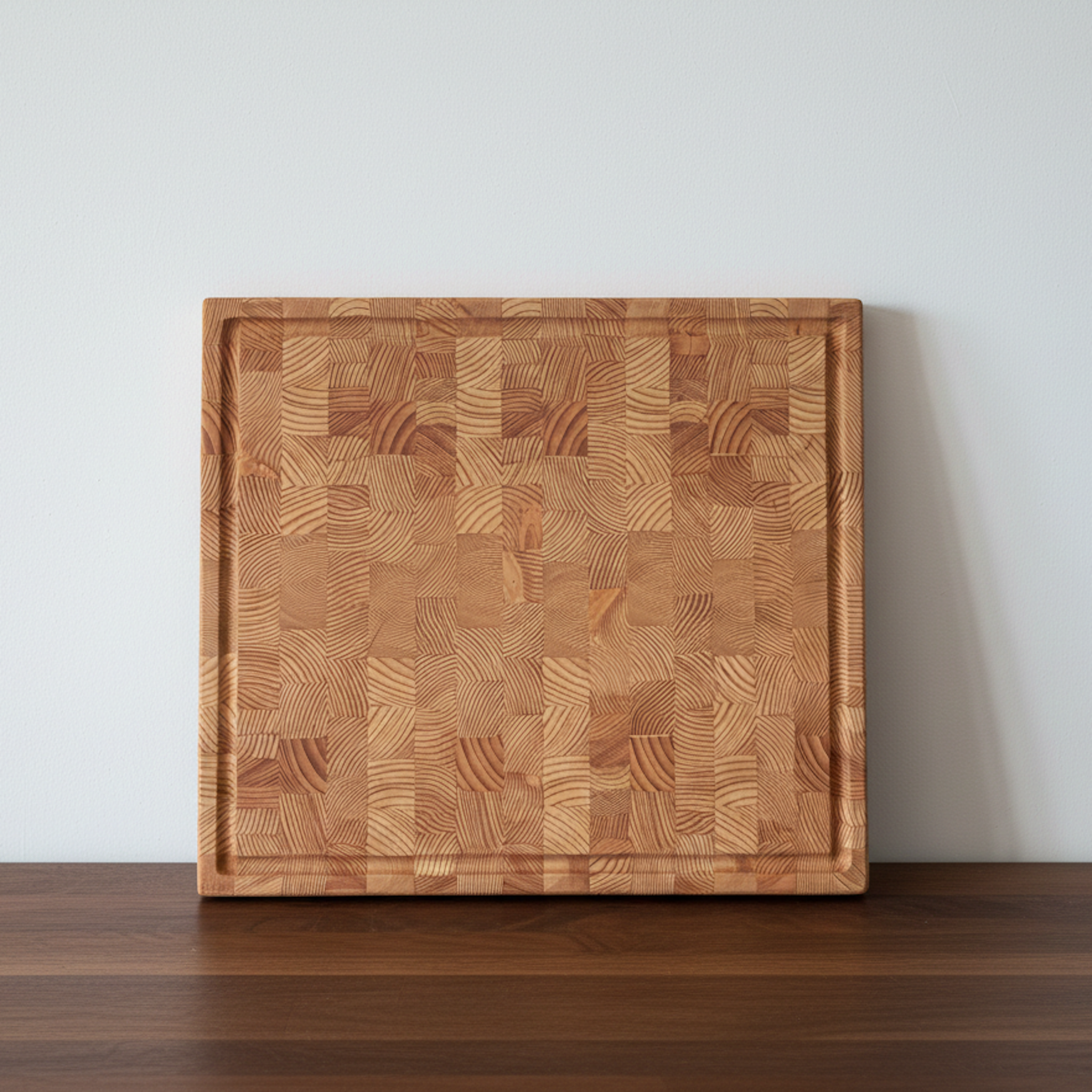 Stirnholz Schneidebrett aus Lärche Massivholz mit Saftrille, handgefertigt, frontale Ansicht vor hellem Hintergrund – Holz Leidenschaft