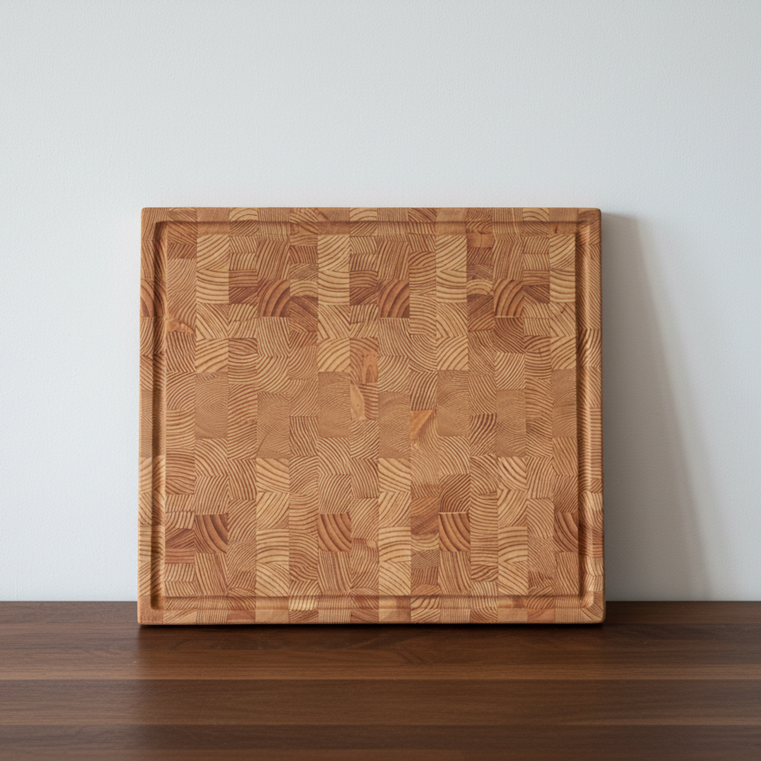 Stirnholz Schneidebrett aus Lärche Massivholz mit Saftrille, handgefertigt, frontale Ansicht vor hellem Hintergrund – Holz Leidenschaft