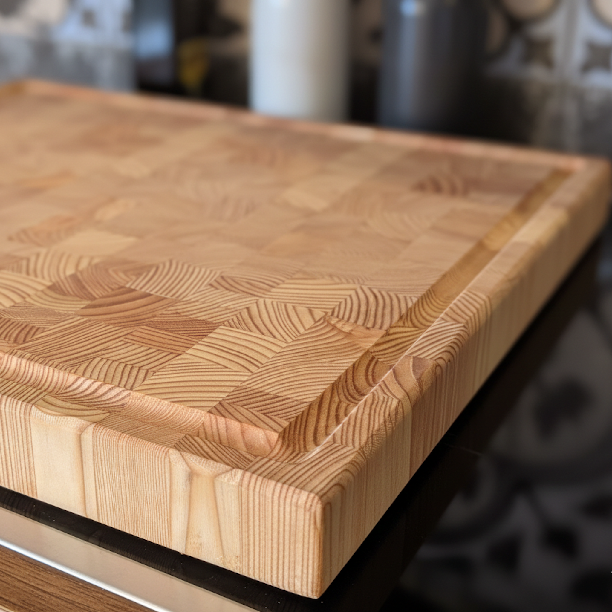 Detailaufnahme der Kanten und Saftrille eines Stirnholz Schneidebretts aus Lärche Massivholz – präzise handgefertigt von Holz Leidenschaft