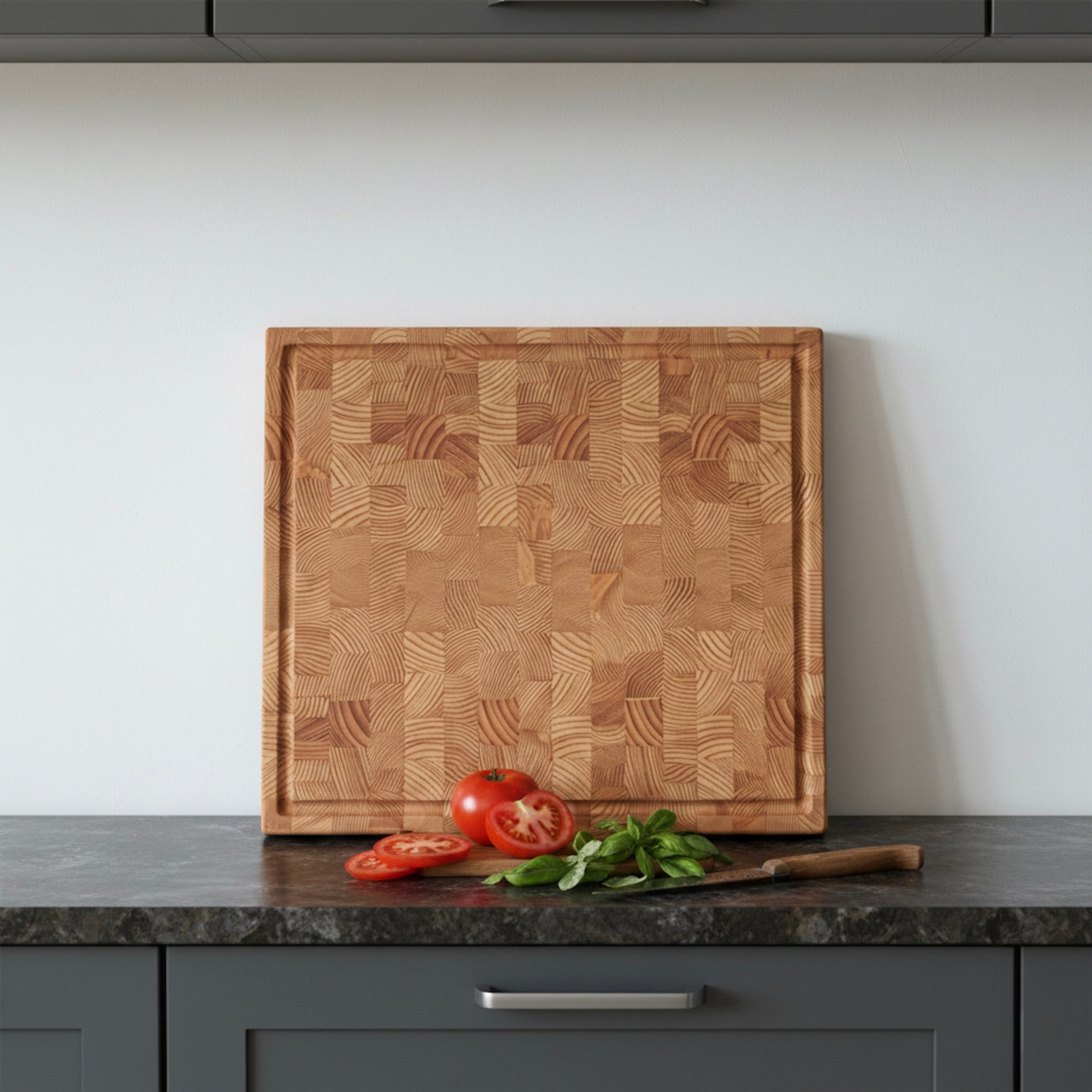 Stirnholz Schneidebrett aus Lärche Massivholz mit Saftrille in moderner Küche, dekoriert mit Tomaten und Basilikum – handgefertigt von Holz Leidenschaft