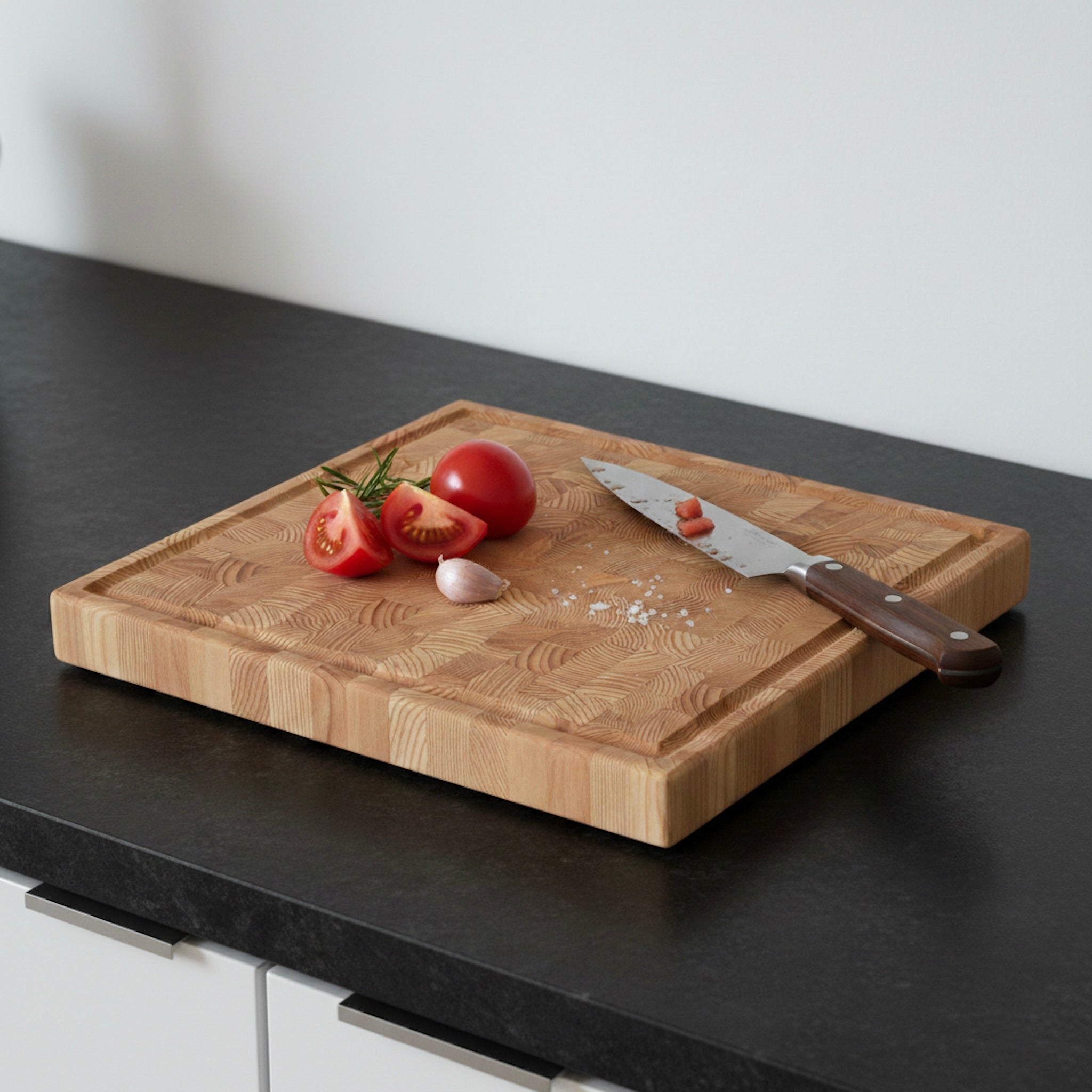 Stirnholz Schneidebrett aus Lärche Massivholz mit Saftrille in moderner Küche – handgefertigt, robust und messerschonend