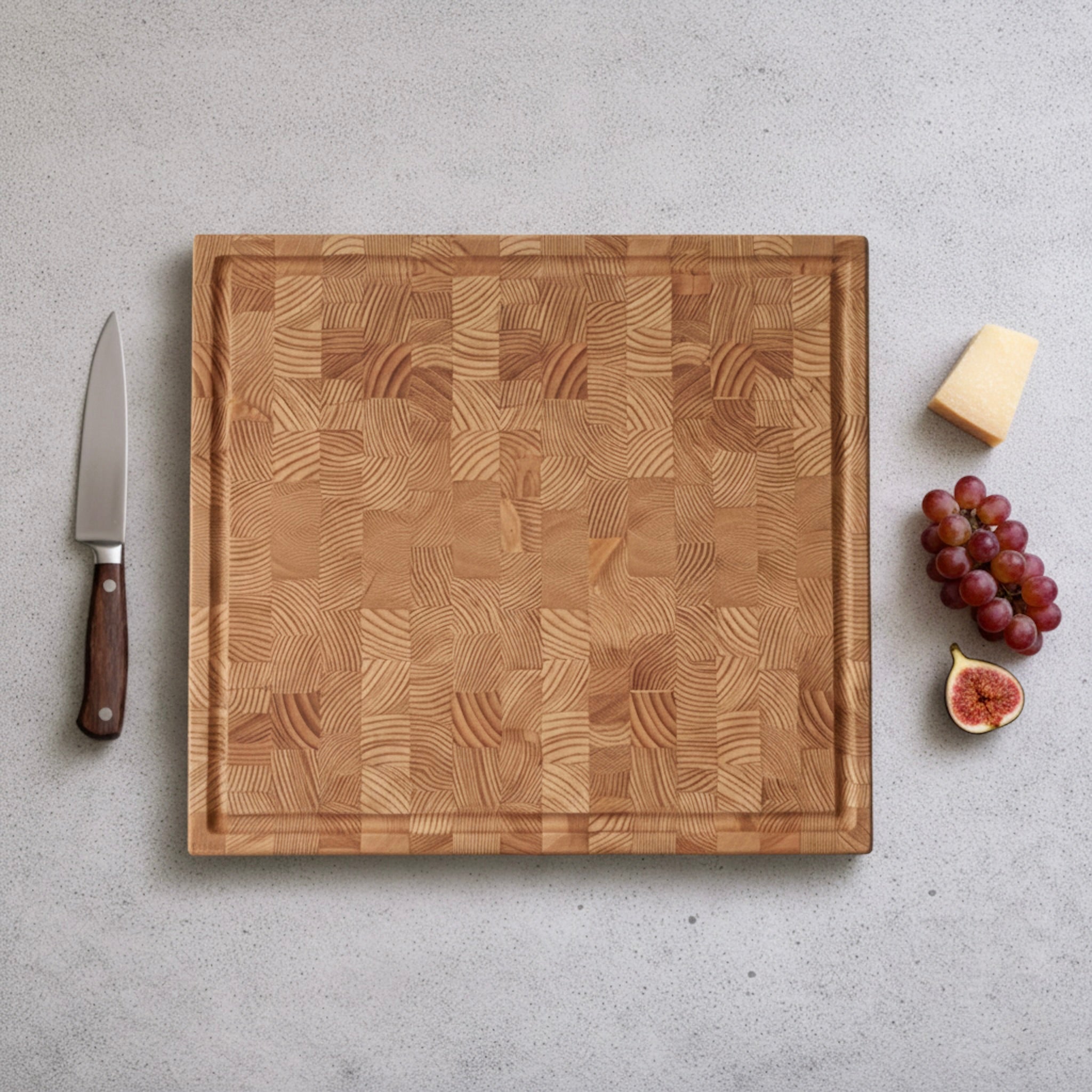 Stirnholz Schneidebrett aus Lärche Massivholz mit Saftrille – Draufsicht mit Messer und Zutaten