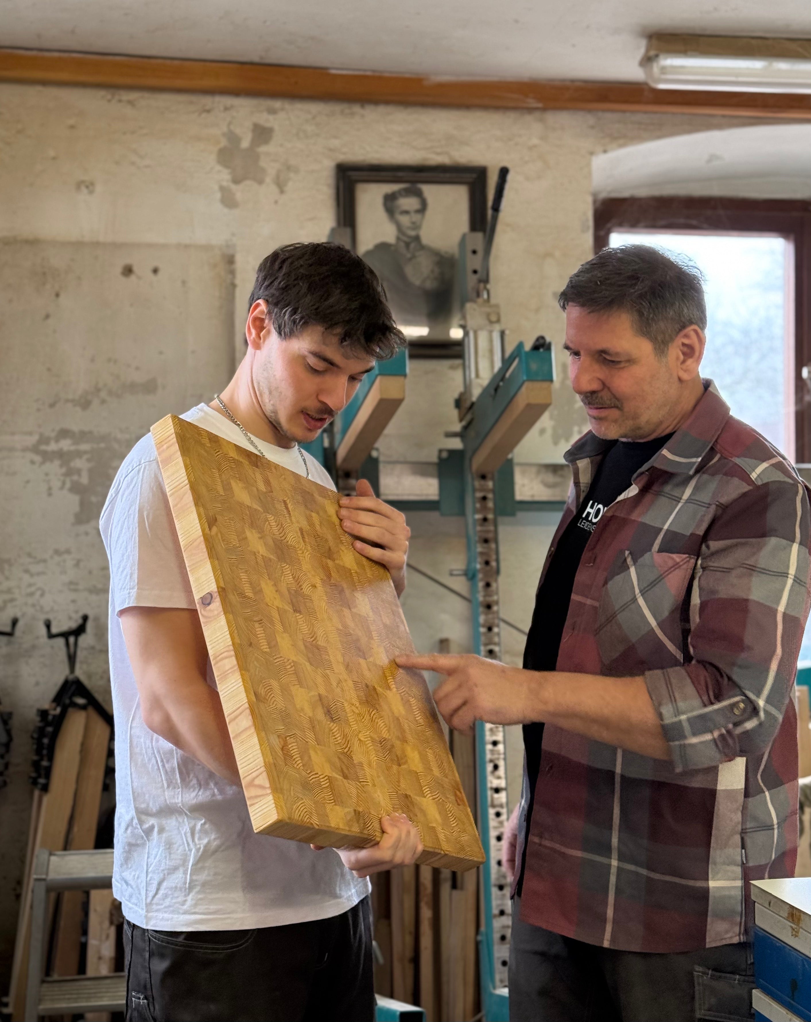 Qualitätsprüfung eines Stirnholz Schneidebretts im Familienbetrieb Holz Leidenschaft