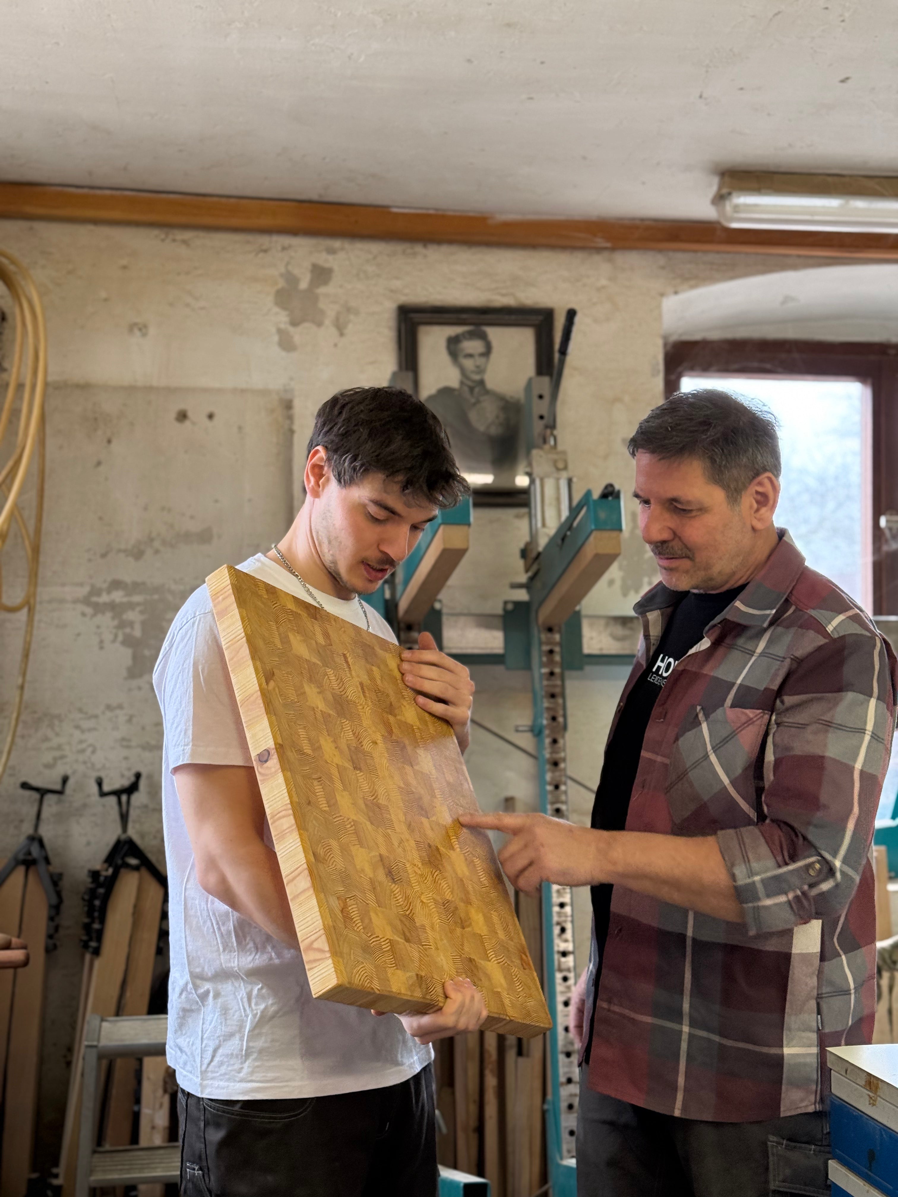 Qualitätsprüfung eines Stirnholz Schneidebretts im Familienbetrieb Holz Leidenschaft