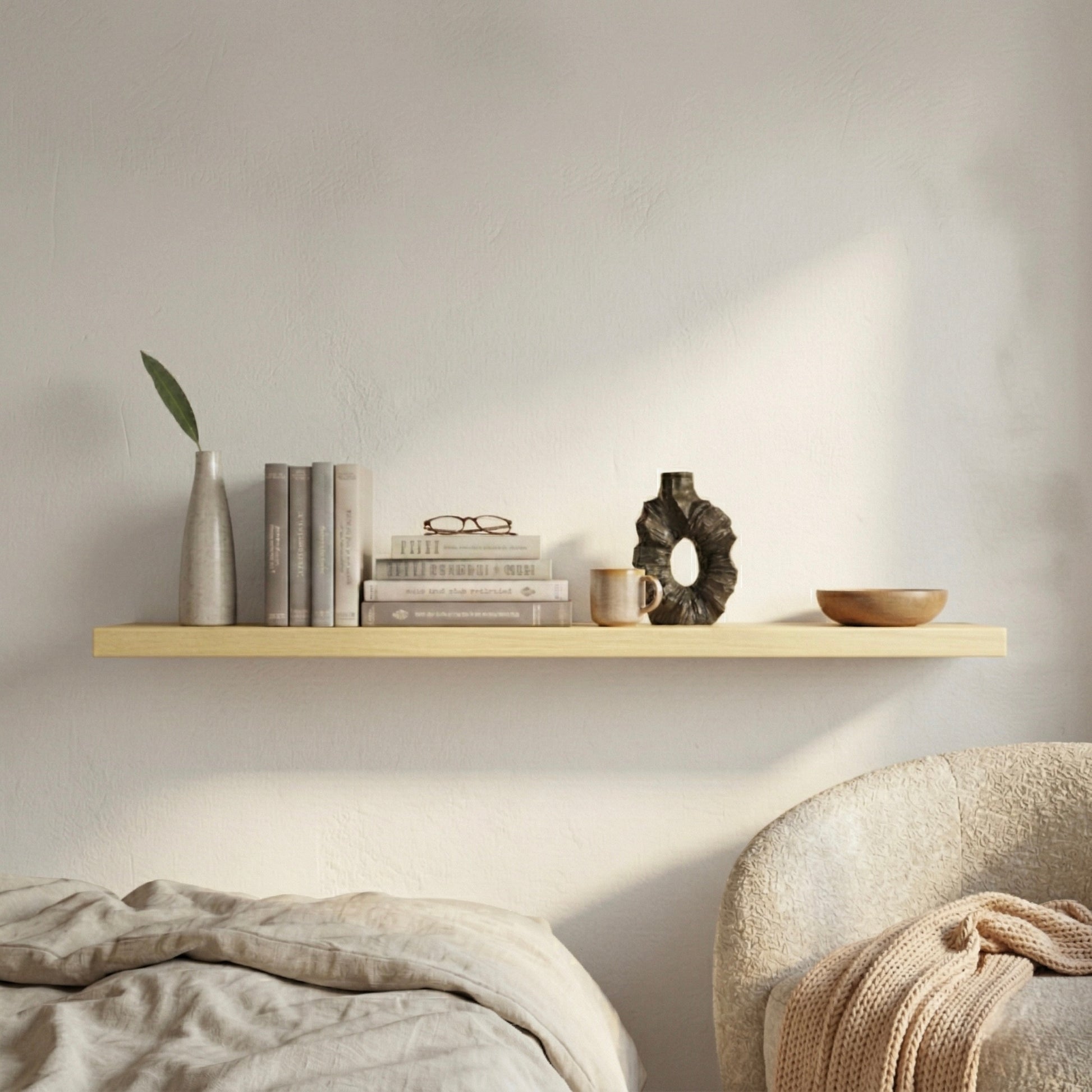 Schwebendes Wandregal aus Birke furniert in einem ruhigen Schlafzimmer mit Büchern, Vase und Dekoration neben einem Sessel