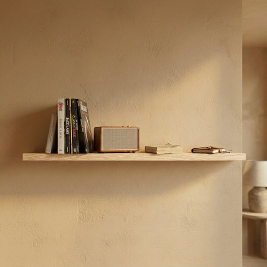 Schwebendes Wandregal aus Buche im Wohnzimmer mit Büchern, Retro-Radio und Notizbuch im warmen Licht