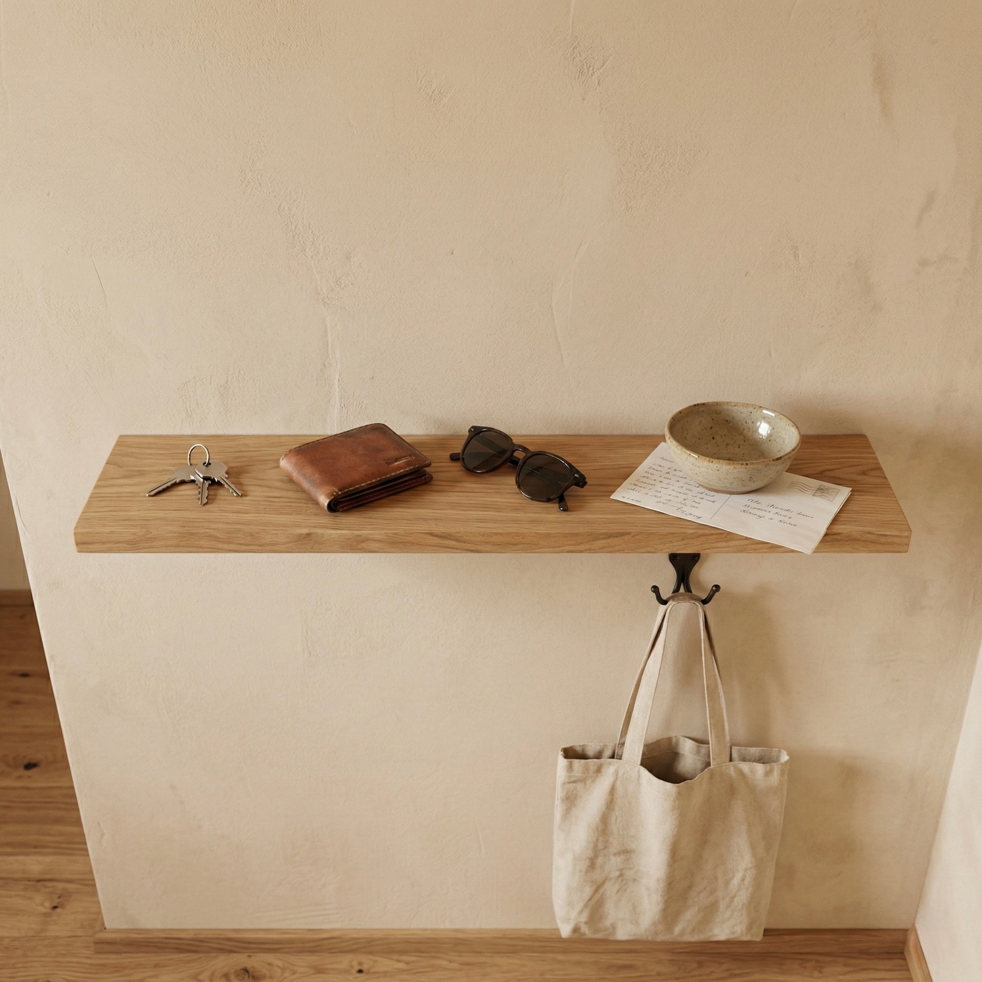 Schwebendes Wandregal aus Eiche furniert im Flur mit Schlüsseln, Geldbörse und Accessoires in heller, natürlicher Atmosphäre