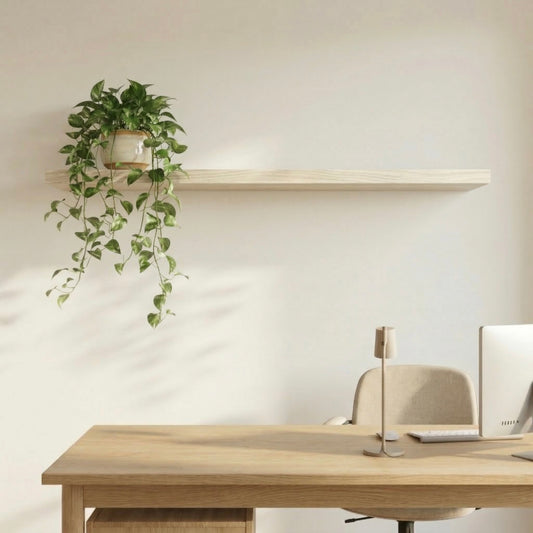 Schwebendes Wandregal aus Esche in heller, minimalistischer Einrichtung mit Pflanze und Schreibtisch darunter