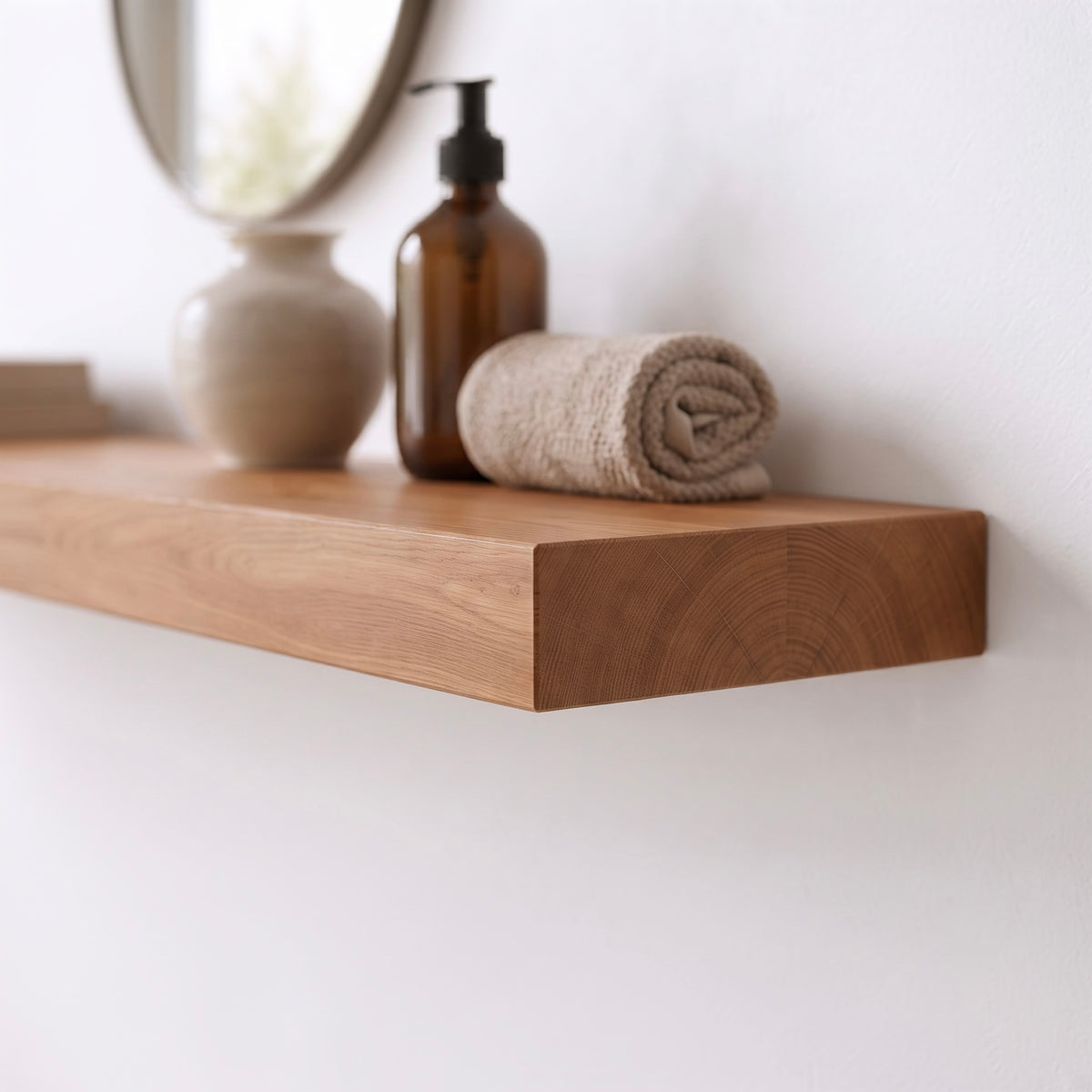 Detailaufnahme eines massiven Ulmenregals mit Vase, Seifenspender und Handtuch
