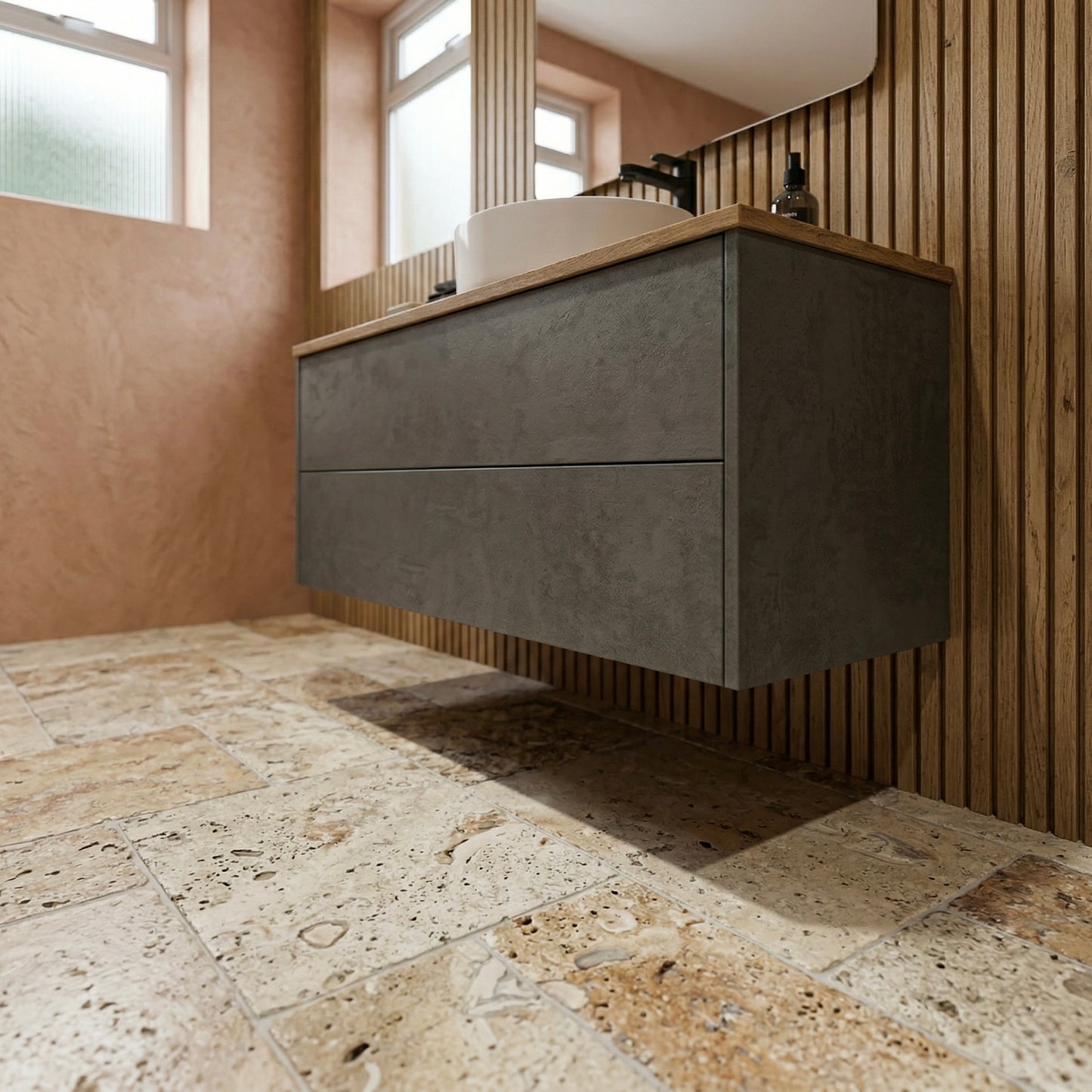Seitliche Perspektive des schwebenden Waschtischs Linea Balance Duo mit Eichenholzplatte und dunklem Unterschrank im warmen Badezimmer mit Holzlamellenwand