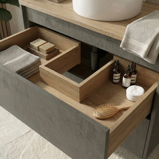 Geöffnete Schublade des Waschtischs Linea Balance Duo aus Eiche mit integrierter Aufteilung und Badaccessoires in modernem Badezimmer