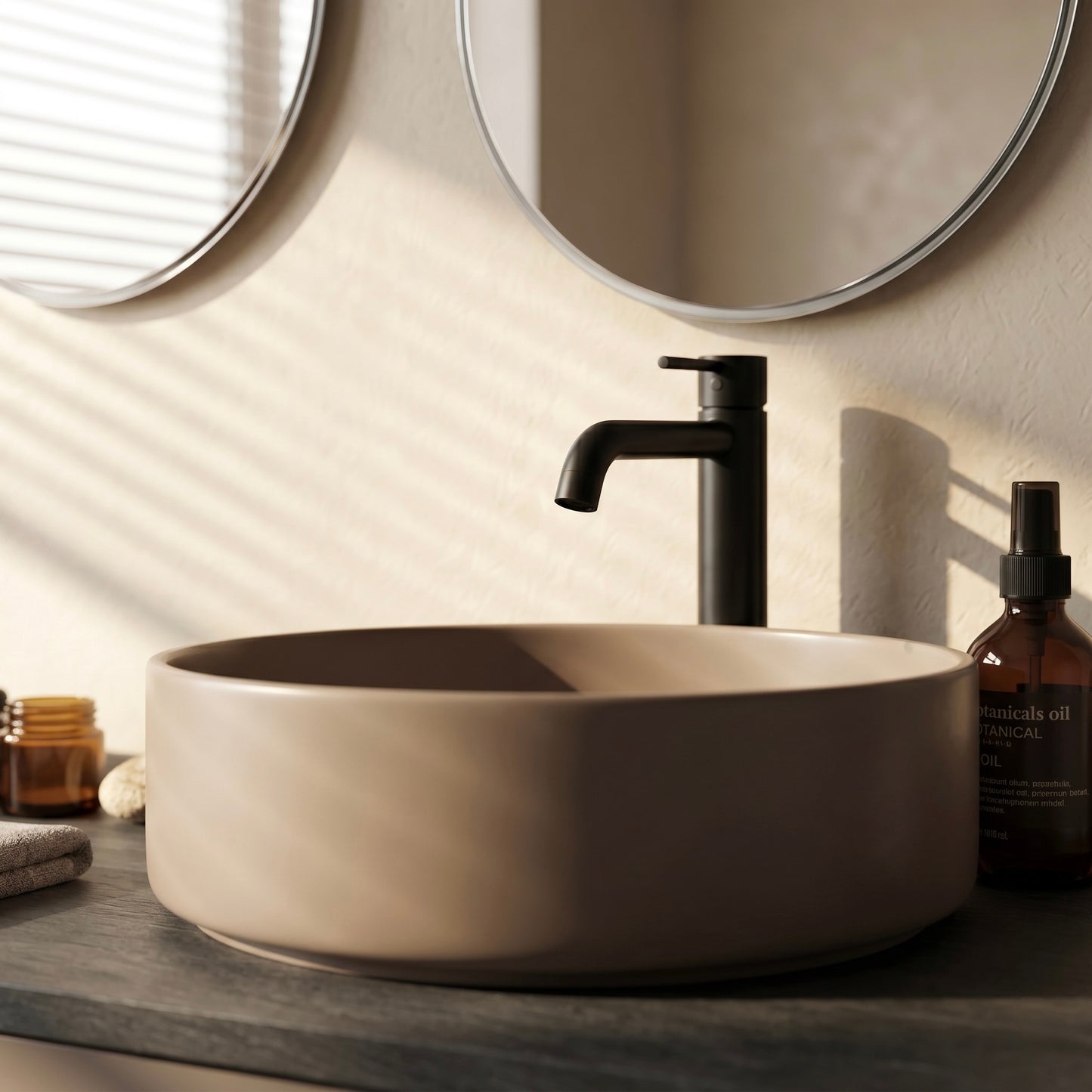 Detailaufnahme des Aufsatzwaschbeckens auf dem Waschtisch Linea Duo Slim mit Armatur und warmem Lichtspiel im Badezimmer