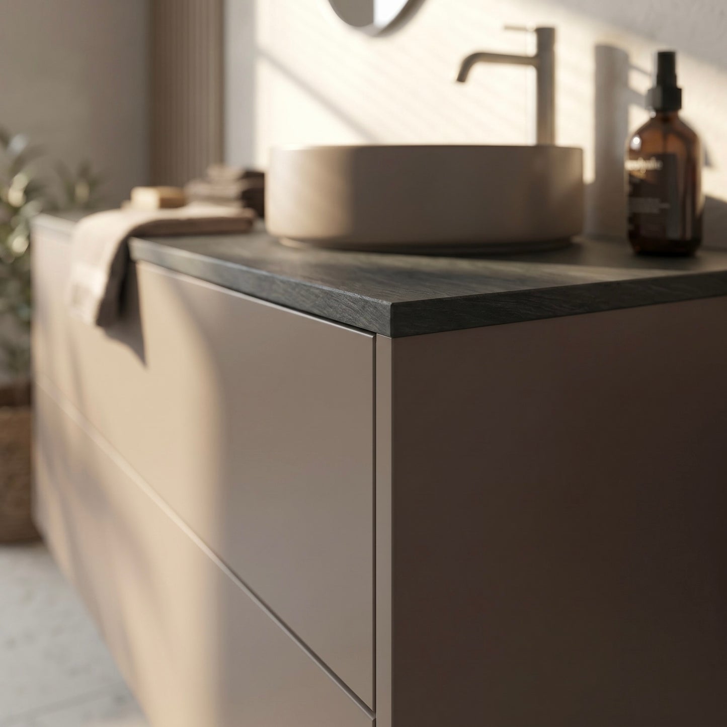 Detailaufnahme des Korpus vom Waschtisch Linea Duo Slim mit dunkler Platte und Aufsatzwaschbecken in warmem Licht im Badezimmer