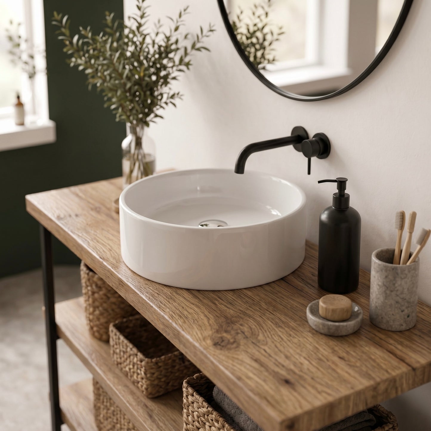 Detailaufnahme des Linea Loft Base Solo Waschtischs aus Eiche mit weißem Aufsatzwaschbecken, schwarzer Armatur und Badaccessoires auf der Holzplatte