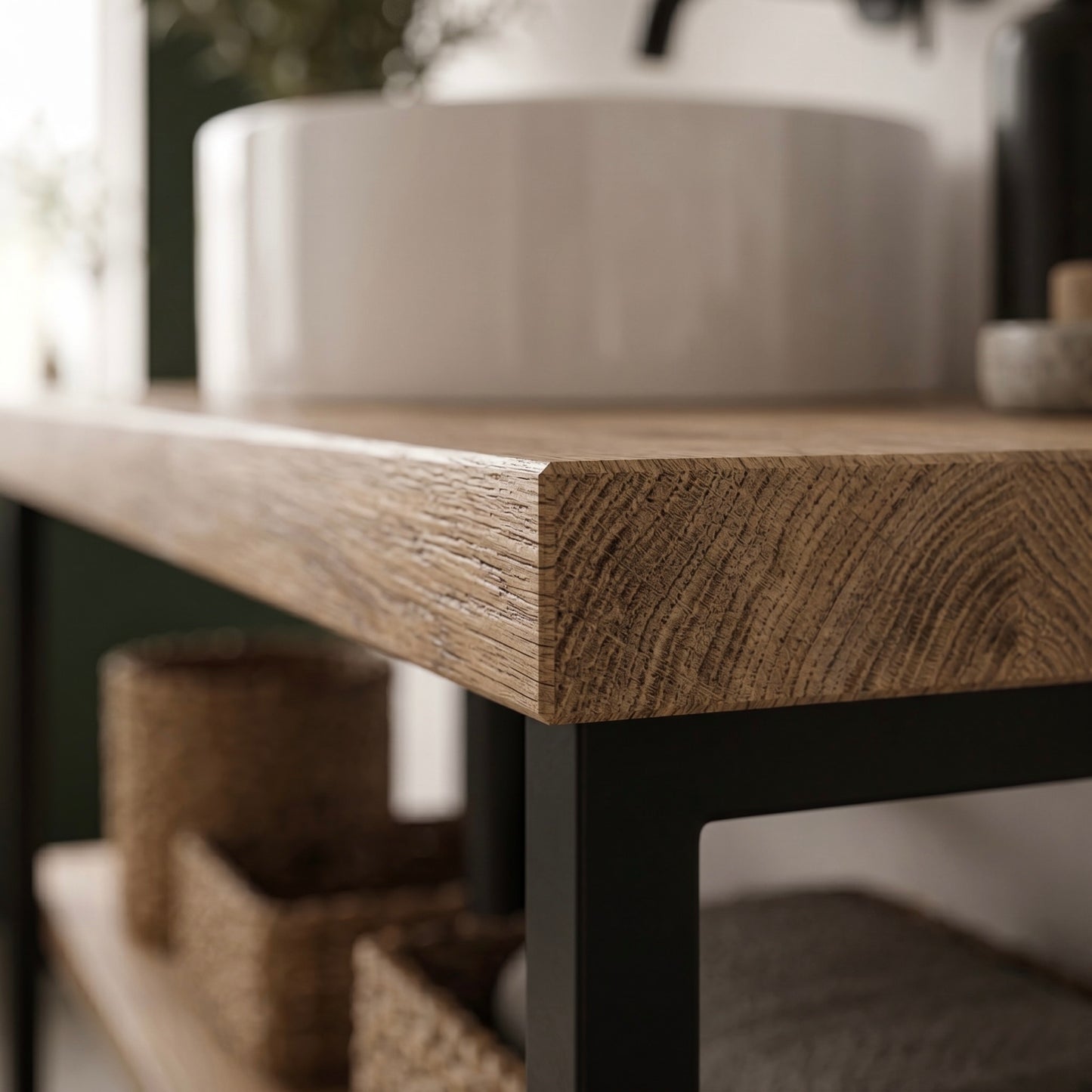 Detailaufnahme der massiven Eichenplatte des Linea Loft Base Solo Waschtischs mit sichtbarer Holzmaserung und schwarzem Metallgestell darunter