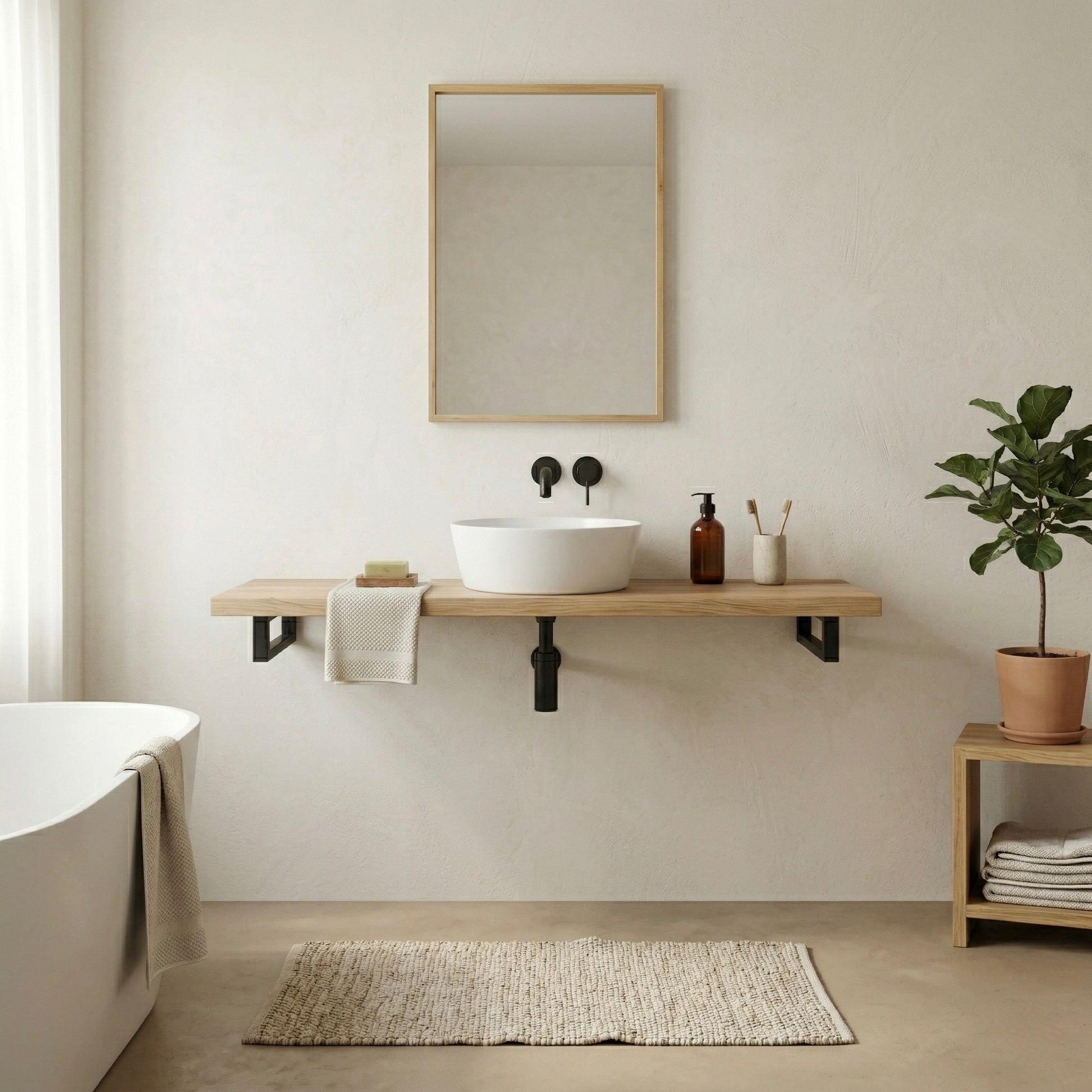 Wandhängender Waschtisch Linea Loft Solo aus massiver Eiche mit schwarzer Metallkonsole, rundem Aufsatzwaschbecken und minimalistischem Badezimmer in warmen Naturtönen