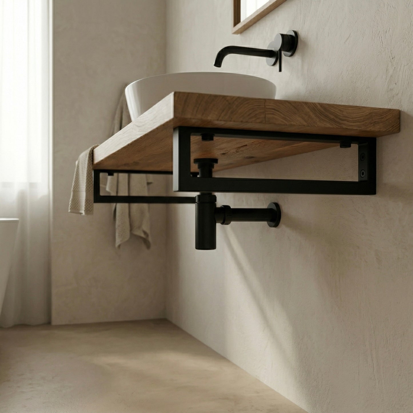 Detailaufnahme des wandhängenden Waschtischs Linea Loft Solo aus Eiche mit schwarzer Metallkonsole, sichtbarer Wandmontage und Ablauf unter der Holzplatte