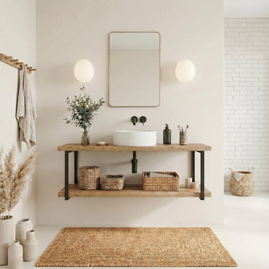 Wandhängender Waschtisch Linea Loft Wall Solo aus Eiche mit zusätzlicher Ablageebene, weißem Aufsatzwaschbecken und schwarzem Metallgestell in hellem Badezimmer mit Korb und Teppich