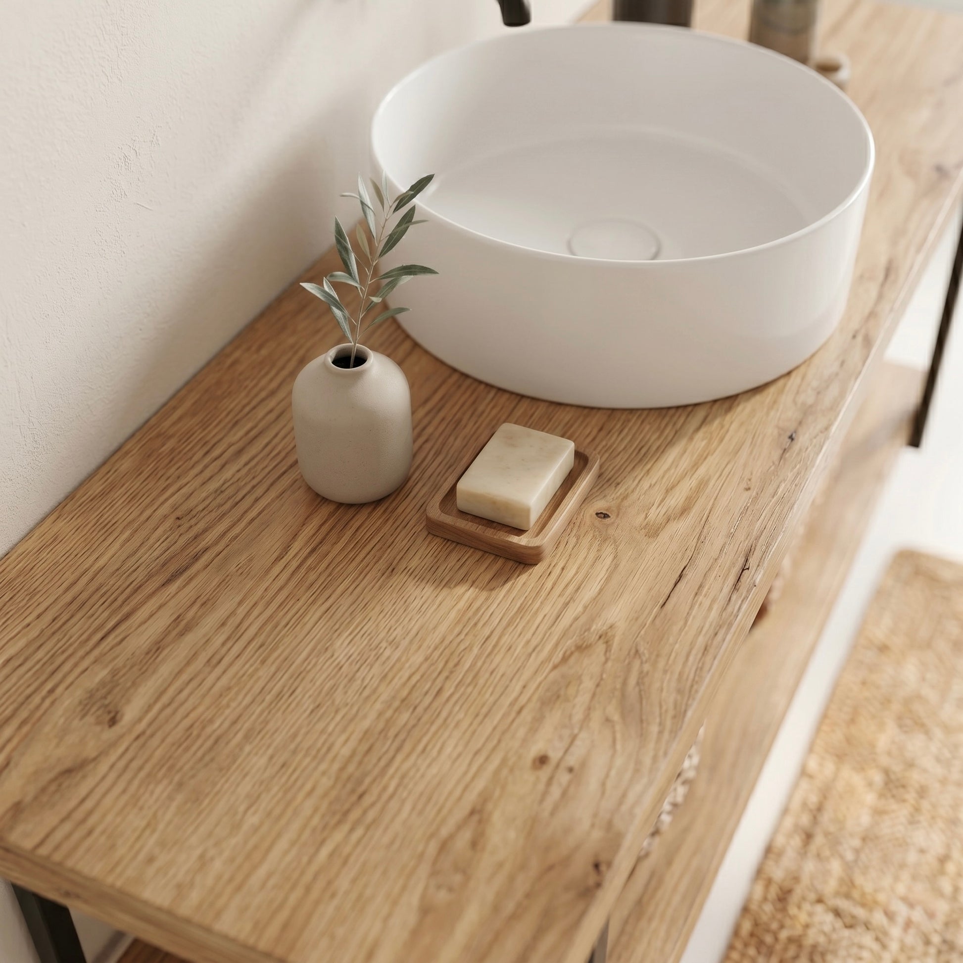 Detailaufnahme des Linea Loft Wall Solo Waschtischs aus Eiche mit Holzoberfläche, weißem Aufsatzwaschbecken und minimalistischen Badaccessoires