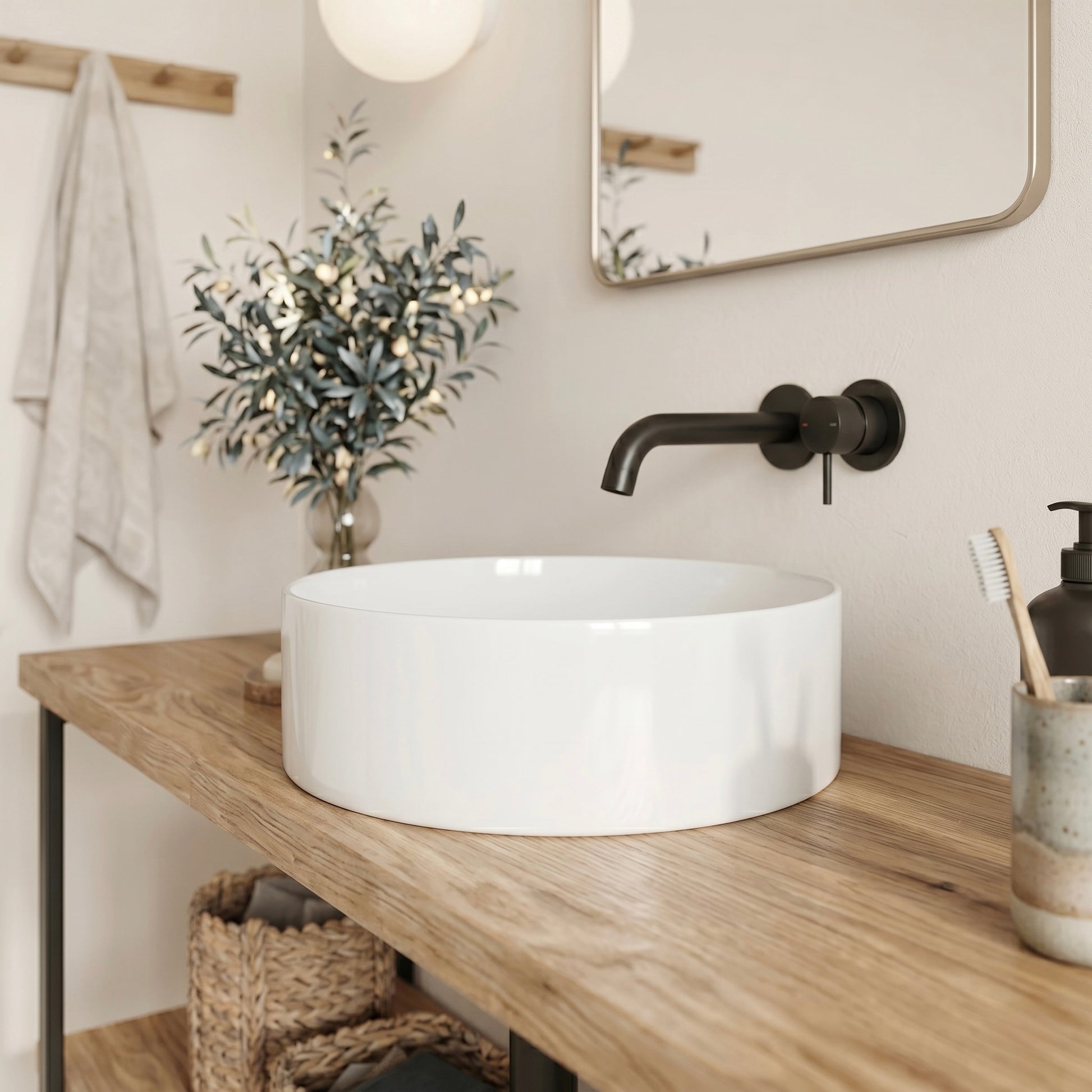 Detailaufnahme des Linea Loft Wall Solo Waschtischs aus Eiche mit weißem Aufsatzwaschbecken, schwarzer Wandarmatur und dekorativen Badaccessoires